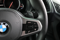 ステアリングコラムに用意される左右のシフトパドルでスポーティーな走りが楽しめる。安全装備も充実し、ルームミラー内蔵のステレオカメラと、前方に3基、後方に2基のミリ波レーダーを使用するBMWの最新世代運転支援システム「ドライビング・アシスト・プラス」を標準装備する。