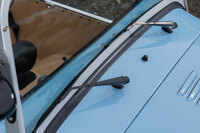 雨のなかでの試乗となった今回は、進化した「170S」の耐候性も実感した。英国車のワイパーがカランコロン鳴っていたのは昔の話で（とはいえ170Sのものも十分にぎやかだったが）、しかも170Sのものは2段階の速度調整付き。デフロスターの利きも申し分なく、もちろんソフトトップからの雨漏りもなかった。