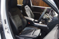 「EQB」のフロントシート。アルミニウムルックのチューブ形状デザインがドアやコンソール、助手席側のダッシュボードに用いられている。