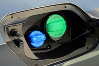 最新の「ゴルフTDI」には、2つのSCR（選択触媒還元）システムを備える排ガス浄化機能が備わる。写真は、給油口と尿素水溶液（AdBlue）の投入口。