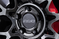 1ピース構造ながら、凝ったデザインが目を引くホイールセンター。「RAYS」のブランドロゴのほか、「JAPAN QUALITY」「MADE IN JAPAN」などのワードが並び、品質へのプライドを印象づける。