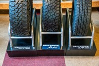 3種並んだ「ヨコハマGEOLANDAR」シリーズ。最新の「X-AT」（写真中央）は、マッドテレインタイヤ「M/T G003」（同左）とオールテレインタイヤ「A/T G015」（同右）の中間に位置付けられるタイヤだ。