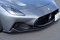 低く構えた「MC20」のノーズ。オプションの「サスペンションリフター」（39万円）を選択すれば、必要に応じてフロントを50mm上げられるようになる。