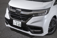 フロントまわりは専用のグリルとエアロバンパーで、これまで以上にワイドかつ精悍な印象に。ビームライトも専用品となっている。