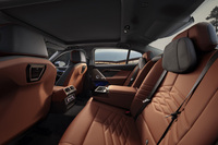 リアシートは、柔らかで深みのある座面構造により、快適で包まれ感のあるリラックスした乗り心地を提供する。