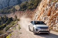 4WDモデルには「テレインレスポンス2」が標準装備されており、路面の状況を検知してエンジンやトランスミッション、サスペンションなどを自動で最適に制御する。