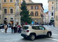 シエナ旧市街をパトロールするイタリア陸軍の「ジープ・レネゲード」。2025年12月撮影。