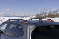 オレンジアクセント入りのループホール付きルーフレールが標準装備となる。