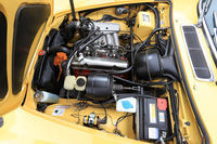 オーバーホールされた2リッター直4 OHVエンジン「B20E」。125ps/6000rpmの最高出力と19.3kgm/3500rpmの最大トルクを発生した。