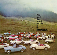 ジャケットを開くと登場する「S600」をズラリと並べた国内撮影写真。S600はみな「わ」ナンバー付きのホンダ・レンタカーである。コピーは“You meet the nicest people in a HONDA”。二輪ではなく四輪だからか、先に紹介したアメリカン・ホンダのスローガンの“on”を“in”に変えるという芸の細かさ。