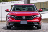 フルLEDの薄型ヘッドランプやブラックに統一されたラジエーターグリルでワイド感を強調する新型「アコード」のフロントフェイス。スポーティーなルックスもセリングポイントに挙げられている。