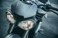 元祖“ストリートファイター”こと「スピードトリプル」の弟分として、2007年にデビューした「ストリートトリプル」。現行モデルは2017年に発表・発売された。