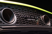 リアガーニッシュに「McLaren ARTURA」のエンブレムを装着。