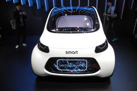 「スマート・ヴィジョンEQフォーツー」のフロントビュー。フロントグリル部のディスプレイには文字や映像が表示される。