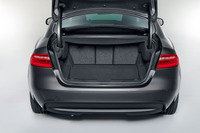 電動式トランクリッドを装備する。