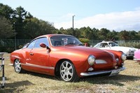 ローダウンして大径ホイールとハイトの低いタイヤを履かせるなど、クールにキメた1967年型クーペ。