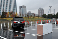 自動操舵（そうだ）技術を用いたパーキングアシスト機能も、駐車スペースの選択を可能としたり、切り返し時の前進操作も自動でできるようになったりと、進化を遂げていた。
    