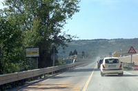 中部シエナから、ティレニア海岸の町グロッセートに向かう国道223号線（1974年全線開通）も4車線化工事中。そばには「OSCAR」の看板が。