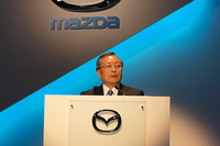 「ブレークスルー」をキーワードに、これからのマツダのクルマ作りを示した山内孝代表取締役会長 社長兼CEO。このブレークスルーをあらゆるパワートレインやプラットフォームで具現した「スカイアクティブ」は、順次既存の車種に技術を投入し、2012年には「フルスカイアクティブ」の車種が登場するという。
