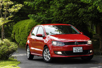 「TSIハイライン」には、フロントグリルに加え、エアインテークにもクロームラインがはいる。また、フロントフォグランプとアルミホイールも標準で備わる。
