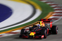 コースの性質がモナコに近いとされるシンガポール。今年モンテカルロで優勝目前だったリカルド（写真）は、打倒メルセデスを胸に予選では2番手に入り、レースでは最後まで優勝を諦めず力走を続けた。ロズベルグの0.488秒後方、2位でフィニッシュ。あと1周あればポディウムの頂点もありえたが、その表彰台ではすがすがしい笑顔を見せていた。（Photo=Red Bull Racing）