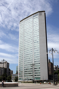 旧ピレリ本社ビル「パラッツォ・ピレリ」。2002年に軽飛行機による意図的な激突事故という災難に巻き込まれたが、数年後修復されて現在に至っている。