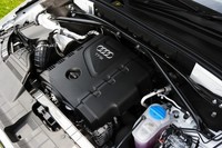 「Q5 2.0 TFSI クワトロ」に積まれる、ターボ付きの2リッター直4ユニット。NAのV6のモデルをも凌ぐ、35.7kgmの大トルクを発生する。