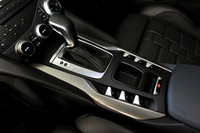 センターコンソールの“6連スイッチ”では、各ウィンドウの開閉と操作ロック、およびドアの施錠が行える。