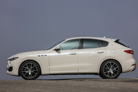 アクティブエアサスペンションが標準で装備され、地上高を6段階で調整することができる。標準時（ノーマルモード選択時）は207mm。