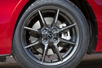 テスト車のタイヤサイズは前後共通で195/50R16。市販モデルでは、このほかにも複数のサイズが用意される予定だ。
    