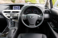 「RX450h」の運転席まわり。基本的なデザインは「RX350」と共通ながら、ハイブリッドモデルならではの「エネルギーモニター」などが備わる。ブルーの照明も専用のもの。
