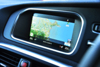 「V40 T5 R-DESIGN」の液晶モニター。最新型では、カーナビのほか各種インフォテインメント情報やオーナーズマニュアルが確認できる。（画像をクリックすると画面の表示バリエーションが見られます）
    