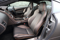 シートの座面と背もたれの中央には、「グレン・コー」と呼ばれるタテ溝を採用。フロントシートのヘッドレストには「GT」の刺しゅうが施されている。