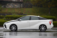 サイドビューは、水滴をイメージしてデザインしたという。ピラーが黒いのは全車共通のカラーリングで、ルーフが宙に浮いているかのような視覚効果を与える。
    