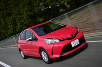 「ヴィッツ」のボディーカラーは17色が用意される。写真は「チェリーパールクリスタルシャイン」。