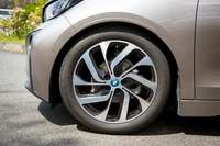 タイヤは幅が狭く、径が大きい特殊なサイズのもので、ブリヂストンがBMWと共同開発した「エコピアEP500」を装着している。
    