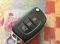 同じくキー（反対側）の写真。ドアおよびバックドアの施錠・解錠ボタンが並ぶ。