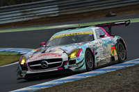 GT300クラスの2位は、谷口信輝／片岡龍也組のNo.0 グッドスマイル 初音ミク SLS。