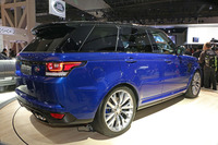 「レンジローバー スポーツSVR」のリアビュー。