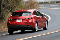 サスペンション形式は前がマクファーソンストラットで後ろがマルチリンク。