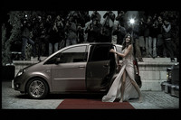 ムーザから降りるカーラ・プルーニ。