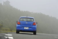 高速走行時に急ブレーキをかけた場合に、ブレーキランプを自動的に点滅させて後続車に注意を促す「エマージェンシーストップシグナル」も装備する。
    