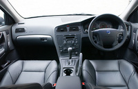 インテリアは、アルミニウムパネルがアクセント。スポーツレザーシートや、ドルビーサラウンドプロロジック付き「プレミアムサウンドオーディオシステム」などの特別装備を奢りつつ、ベース車比10.0万円高に抑えた価格もジマンだ。