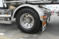 ミシュランのシングルタイヤ「X One」は、駆動軸用のパターンも用意されている。