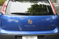 荷室の容量は、リアシートを倒すことで拡大できるが、床面そのものはフルフラットにはならない。
写真をクリックするとシートの倒れるさまが見られます