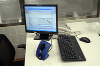 入り口近くにあるレセプションベイでは、お客さんとクルマを見ながら状態をチェックできる。この際にクルマのキーを「Key Reader」に差し込むことで、走行距離やオイル、ブレーキの交換履歴など、クルマの状態が一覧できる。
