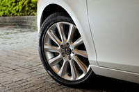 タイヤサイズは、「T3」が205/55R16、「T3 SE」が205/50R17となっている。
    