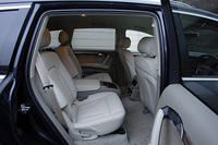 テスト車は、オプション設定される「6人乗りパッケージ」装着車。2列目シートが、前席同様に前後可動式のコンフォートタイプのシートとなり、センターコンソールには、調整機能やカップホルダーなどが備わる。