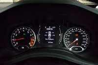 「レネゲード」のメーターパネル。エンジン回転計のレッドゾーンは“泥はね”の画で表現されている。中央のマルチインフォメーションディスプレイには、燃費やタイヤ空気圧などの情報を表示できる。