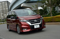 これまでのモデルに比べ、押し出し感が強調された5代目「セレナ」。フロントには、現代の日産車を象徴する「Vモーショングリル」が与えられる。